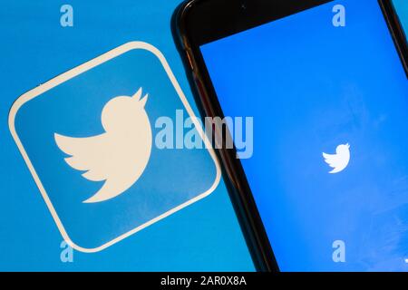 Los Angeles, Kalifornien, USA - 22. Januar 2020: Twitter App-Logo und Telefon mit Symbol Nahaufnahme auf blauem Hintergrund, Illustrative Editorial Stockfoto