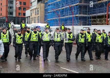 Glasgow, Großbritannien. Januar 2020. Ein Marsch der Pro IRA und des pro Irish Republicanism fand durch das Stadtzentrum von Glasgow mit einer bedeutenden Polizeieskorte statt. Es gab eine kleine Gegendemonstration von Pro-Unionisten und die Polizei nahm mehrere Festnahmen vor. Credit: Findlay/Alamy Live News Stockfoto