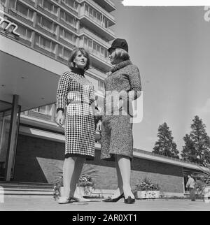 Neue Wintermode, linkes Nasaha Strickkleid aus reiner Wolle, rechtes Modell Poodle an English Tweed vom Modehaus Shubett Datum: 10. Juli 1964 Schlagwörter: WOL, Winter Fashion Stockfoto