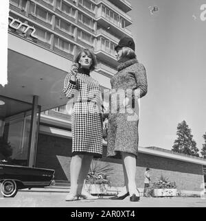 Neue Wintermode, linkes Nasaha Strickkleid aus reiner Wolle, rechtes Modell Poodle an English Tweed vom Modehaus Shubett Datum: 10. Juli 1964 Schlagwörter: WOL, Winter Fashion Stockfoto