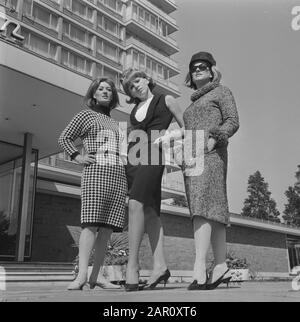 Neue Wintermode, linkes Nasaha Strickkleid aus reiner Wolle, rechtes Modell Poodle an English Tweed vom Modehaus Shubett Datum: 10. Juli 1964 Schlagwörter: WOL, Winter Fashion Stockfoto