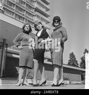 Neue Wintermode, linkes Nasaha Strickkleid aus reiner Wolle, rechtes Modell Poodle an English Tweed vom Modehaus Shubett Datum: 10. Juli 1964 Schlagwörter: WOL, Winter Fashion Stockfoto