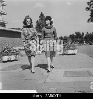 Neue Wintermode, linkes Nasaha Strickkleid aus reiner Wolle, rechtes Modell Poodle an English Tweed vom Modehaus Shubett Datum: 10. Juli 1964 Schlagwörter: WOL, Winter Fashion Stockfoto