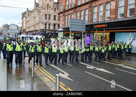Glasgow, Großbritannien. Januar 2020. Ein Marsch der Pro IRA und des pro Irish Republicanism fand durch das Stadtzentrum von Glasgow mit einer bedeutenden Polizeieskorte statt. Es gab eine kleine Gegendemonstration von Pro-Unionisten und die Polizei nahm mehrere Festnahmen vor. Credit: Findlay/Alamy Live News Stockfoto