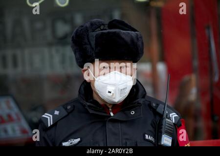 Peking, China. Januar 2020. Chinesen tragen am Samstag, 25. Januar 2020, in Peking Atemschutzmasken. Alle wichtigen chinesischen Neujahrsveranstaltungen wurden in Chinas Hauptstadt abgesagt, zusammen mit allen anderen Großaktivitäten, um die Ausbreitung des Coronavirus zu verhindern. Die Zahl der Todesopfer des chinesischen Virus ist 41. Foto von Stephen Shaver/UPI Credit: UPI/Alamy Live News Stockfoto