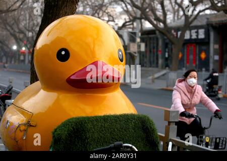 Peking, China. Januar 2020. Chinesen tragen am Samstag, 25. Januar 2020, in Peking Atemschutzmasken. Alle wichtigen chinesischen Neujahrsveranstaltungen wurden in Chinas Hauptstadt abgesagt, zusammen mit allen anderen Großaktivitäten, um die Ausbreitung des Coronavirus zu verhindern. Die Zahl der Todesopfer des chinesischen Virus ist 41. Foto von Stephen Shaver/UPI Credit: UPI/Alamy Live News Stockfoto