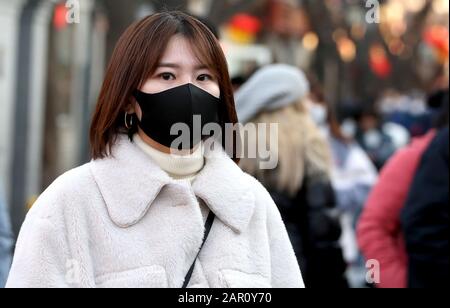 Peking, China. Januar 2020. Chinesen tragen am Samstag, 25. Januar 2020, in Peking Atemschutzmasken. Alle wichtigen chinesischen Neujahrsveranstaltungen wurden in Chinas Hauptstadt abgesagt, zusammen mit allen anderen Großaktivitäten, um die Ausbreitung des Coronavirus zu verhindern. Die Zahl der Todesopfer des chinesischen Virus ist 41. Foto von Stephen Shaver/UPI Credit: UPI/Alamy Live News Stockfoto