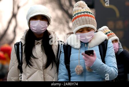 Peking, China. Januar 2020. Chinesen tragen am Samstag, 25. Januar 2020, in Peking Atemschutzmasken. Alle wichtigen chinesischen Neujahrsveranstaltungen wurden in Chinas Hauptstadt abgesagt, zusammen mit allen anderen Großaktivitäten, um die Ausbreitung des Coronavirus zu verhindern. Die Zahl der Todesopfer des chinesischen Virus ist 41. Foto von Stephen Shaver/UPI Credit: UPI/Alamy Live News Stockfoto