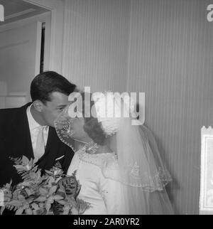 Ehe Anneke Gronloh mit Wim Jaap van de Laan, dem Neuvermählten Datum: 31. August 1964 Stichwörter: Neuvermählte, Ehen Personenname: Grönloh, Anneke, Laan, Wim Jaap van de Stockfoto