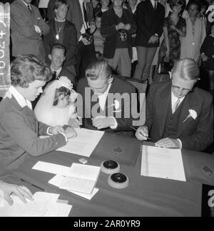 Ehe Anneke Gronloh mit Wim Jaap van de Laan, der Zeuge Datum: 31. August 1964 Schlüsselwörter: Ehen Personenname: Grönloh, Anneke, Laan, Wim Jaap van de Stockfoto