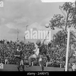 DWS gegen PSV 0-0, Torhüter Bals stomps Ball weg für Geurts Datum: 20. September 1964 Schlüsselwörter: Sport, Fußball-Institution Name: PSV Stockfoto