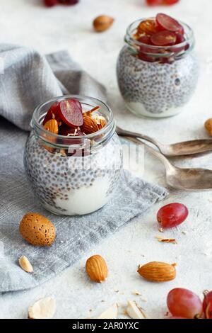 Chia Pudding-Parfait mit roten Trauben und Mandeln schließen sich an Stockfoto