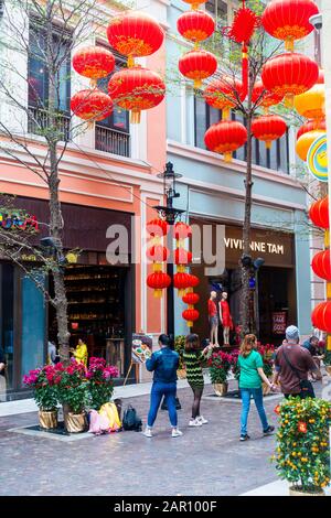 Chinesisches Neujahr in der Lee Tung Avenue in Hongkong, 200 Meter langer, von Bäumen gesäumter Fußgängerweg mit Straßencafés, Gourmet-Restaurants und Geschäften. Stockfoto