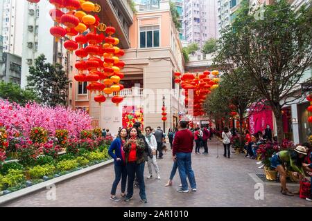 Chinesisches Neujahr in der Lee Tung Avenue in Hongkong, 200 Meter langer, von Bäumen gesäumter Fußgängerweg mit Straßencafés, Gourmet-Restaurants und Geschäften. Stockfoto