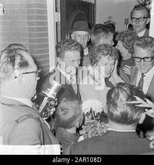 Jan Janssen (Weltmeister) in Ossendrecht, hier mit seiner Frau erhält er die Blumenarrangements Datum: 7. September 1964 Ort: Ossendrecht Schlagwörter: Blumenarrangements, Einnahmen Frauen, Weltmeister Stockfoto