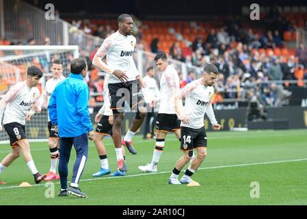 Valencia, Spanien. Januar 2020. Fußball - VALENCIA VS BARCELONA Kondogbia, Gaya im Einsatz während der spanischen Liga, La Liga, Fußballspiel zwischen Valencia und Barcelona am 25. januar 2020 im Mestalla-Stadion in Valencia, Spanien. Foto: Xisco Navarro Credit: Cordon PRESS/Alamy Live News Stockfoto