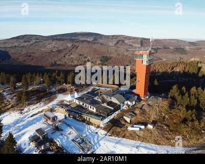 Luftdrongipfel mit Blick auf den Berg Wurmberg und dem Brocken im Hintergrund. Neu errichteter Aussichtsturm auf dem Gipfelplateau. Harz, Deutschland. Stockfoto