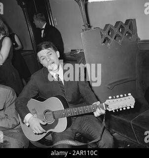 Grand Gala du Disque in Concertgebouw. Auszeichnungen Edisons. Adamo mit Gitarre Datum: 4. Oktober 1964 Ort: Amsterdam Schlagwörter: Auszeichnungen, Sänger persönlicher Name: Adamo, Salvatore Stockfoto