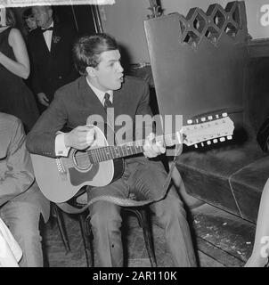 Grand Gala du Disque in Concertgebouw. Auszeichnungen Edisons. Adamo mit Gitarre Datum: 4. Oktober 1964 Ort: Amsterdam Schlagwörter: Auszeichnungen, Sänger persönlicher Name: Adamo, Salvatore Stockfoto