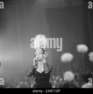 Grand Gala du Disque in Concertgebouw. Auszeichnungen Edisons. Josephine Baker Datum: 4. Oktober 1964 Ort: Amsterdam Schlagwörter: Künstler, Auszeichnungen, Sänger persönlicher Name: Baker, Josephine Stockfoto