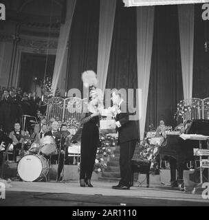 Grand Gala du Disque in Concertgebouw. Auszeichnungen Edisons. Josephine Baker und Willem Duys Datum: 4. Oktober 1964 Ort: Amsterdam, Noord-Holland Schlüsselwörter: Künstler, Auszeichnungen, Sänger persönlicher Name: Baker, Josephine, Duys, Willem Stockfoto