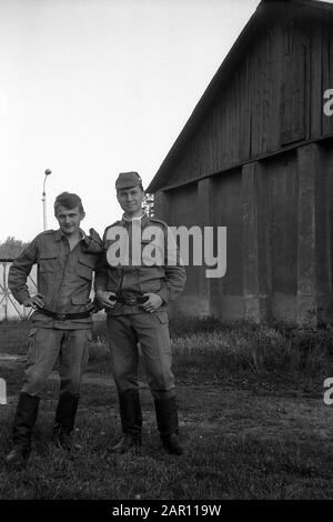 STUPINO, REGION MOSKAU, RUSSLAND - CIRCA 1992: Das Porträt zweier Soldaten der russischen Armee. Schwarz und Weiß. Filmscan. Große Körnung. Stockfoto