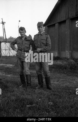 STUPINO, REGION MOSKAU, RUSSLAND - CIRCA 1992: Das Porträt zweier Soldaten der russischen Armee. Schwarz und Weiß. Filmscan. Große Körnung. Stockfoto