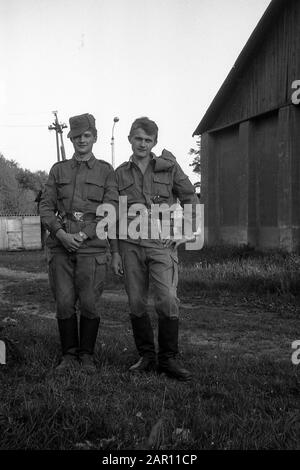 STUPINO, REGION MOSKAU, RUSSLAND - CIRCA 1992: Das Porträt zweier Soldaten der russischen Armee. Schwarz und Weiß. Filmscan. Große Körnung. Stockfoto