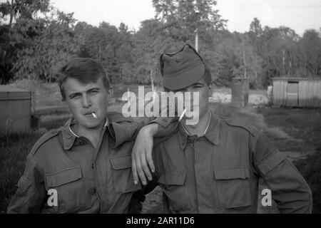 STUPINO, REGION MOSKAU, RUSSLAND - CIRCA 1992: Das Porträt zweier Soldaten der russischen Armee. Schwarz und Weiß. Filmscan. Große Körnung. Stockfoto