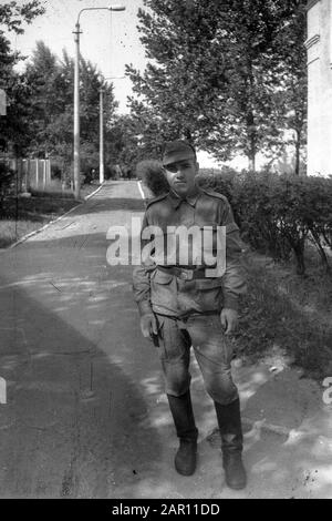 STUPINO, REGION MOSKAU, RUSSLAND - CIRCA 1992: Das Porträt des Soldaten der russischen Armee. Schwarz und Weiß. Filmscan. Große Körnung. Stockfoto