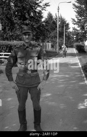 STUPINO, REGION MOSKAU, RUSSLAND - CIRCA 1992: Das Porträt des Soldaten der russischen Armee. Schwarz und Weiß. Filmscan. Große Körnung. Stockfoto