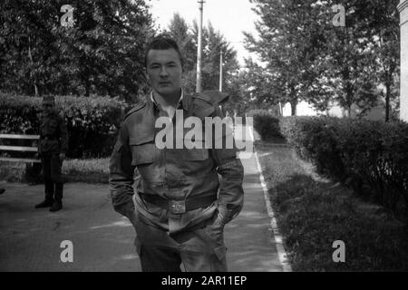 STUPINO, REGION MOSKAU, RUSSLAND - CIRCA 1992: Das Porträt des Soldaten der russischen Armee. Schwarz und Weiß. Filmscan. Große Körnung. Stockfoto