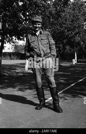 STUPINO, REGION MOSKAU, RUSSLAND - CIRCA 1992: Porträt eines Soldaten der russischen Armee, der auf dem Paradeplatz steht. Schwarz und Weiß. Filmscan. Große Körnung. Stockfoto