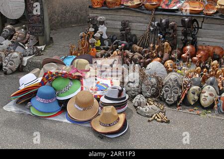 Afrikanisches Kunstwerk, Kurios und Souvenirs zu verkaufen an der Scenic Route, am Blyde River Canyon, Mpumalanga, Südafrika. Stockfoto