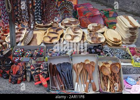 Afrikanisches Kunstwerk, Kurios und Souvenirs zu verkaufen an der Scenic Route, am Blyde River Canyon, Mpumalanga, Südafrika. Stockfoto