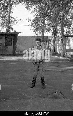 STUPINO, REGION MOSKAU, RUSSLAND - CIRCA 1993: Porträt eines Soldaten der russischen Armee. Schwarz und Weiß. Filmscan. Große Körnung. Stockfoto
