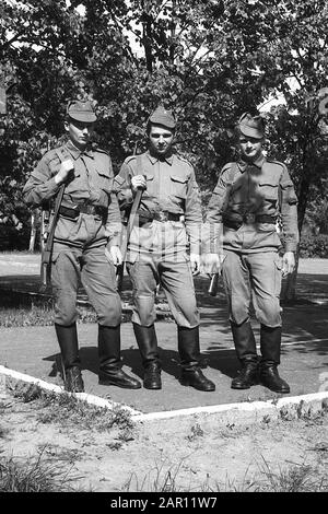 STUPINO, REGION MOSKAU, RUSSLAND - CIRCA 1992: Porträt der Soldaten der russischen Armee, die mit Waffen auf dem Paradeplatz stehen (Karbin). Schwarz und Weiß. Filmscan. Große Körnung. Stockfoto