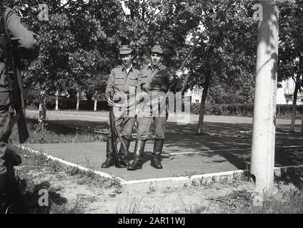 STUPINO, REGION MOSKAU, RUSSLAND - CIRCA 1992: Porträt der Soldaten der russischen Armee, die mit Waffen auf dem Paradeplatz stehen (Karbin). Schwarz und Weiß. Filmscan. Große Körnung. Stockfoto