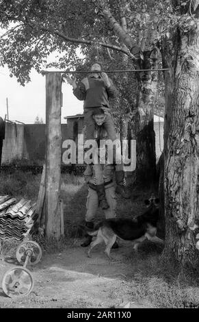 STUPINO, REGION MOSKAU, RUSSLAND - CIRCA 1993: Freizeit. Die Soldaten der russischen Armee. Schwarz und Weiß. Filmscan. Große Körnung. Stockfoto