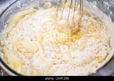 Bewegungsunschärfe beim Mischen von hausgemachtem, köstlichem Kuchen Stockfoto