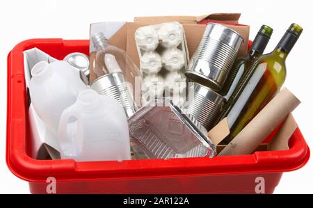 Roter Behälter mit Recycling-Materialien für den Haushalt, einschließlich Aluminium und Glas aus Pappe aus Kunststoff Stockfoto