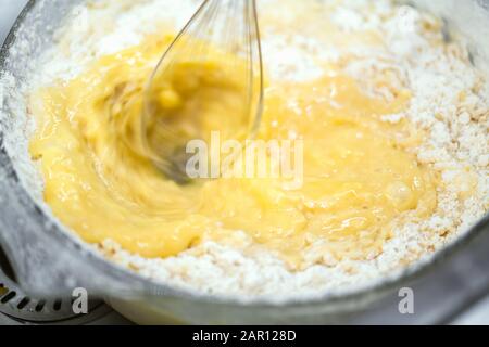 Bewegungsunschärfe beim Mischen von hausgemachtem, köstlichem Kuchen Stockfoto