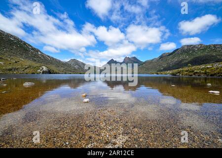 Blick auf den Cradle Mountain und den Lake Dove Stockfoto