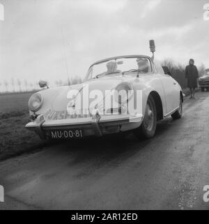 Ein Porsche 356 Cabriolet der Staatspolizei für Streifenarbeiten auf den Autobahnen im Land Datum: 21. Dezember 1964 Schlagwörter: Autos, Polizei, Verkehrseinrichtung Name: Porsche, Staatspolizei Stockfoto