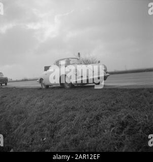 Ein Porsche 356 Cabriolet der Staatspolizei für Streifenarbeiten auf den Autobahnen im Land Datum: 21. Dezember 1964 Schlagwörter: Autos, Polizei, Verkehrseinrichtung Name: Porsche, Staatspolizei Stockfoto