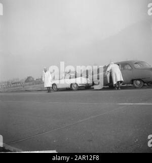 Ein Porsche 356 Cabriolet der Staatspolizei für Streifenarbeiten auf den Autobahnen im Land Datum: 21. Dezember 1964 Schlagwörter: Polizei, Verkehr, Fahrzeugeinrichtung Name: Porsche, Nationalpolizei Stockfoto