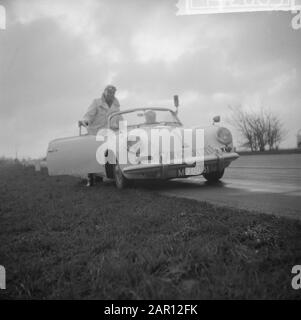 Ein Porsche 356 Cabriolet der Staatspolizei für Streifenarbeiten auf den Autobahnen im Land Datum: 21. Dezember 1964 Schlagwörter: Autos, Polizei, Verkehrseinrichtung Name: Porsche, Staatspolizei Stockfoto