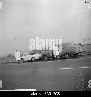 Ein Porsche 356 Cabriolet der Staatspolizei für Streifenarbeiten auf den Autobahnen im Land Datum: 21. Dezember 1964 Stichwörter: Kontrollen, Polizei, Verkehrseinrichtung Name: Porsche, Nationalpolizei Stockfoto