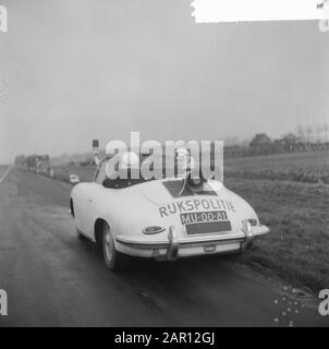 Ein Porsche 356 Cabriolet der Staatspolizei für Streifenarbeiten auf den Autobahnen im Land Datum: 21. Dezember 1964 Schlagwörter: Autos, Polizei, Verkehrseinrichtung Name: Porsche, Staatspolizei Stockfoto