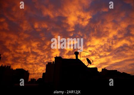 Sonnenuntergang von Stratocumulus Wolkendecke reflektiert über die Stadt Santiago-Chile Stockfoto